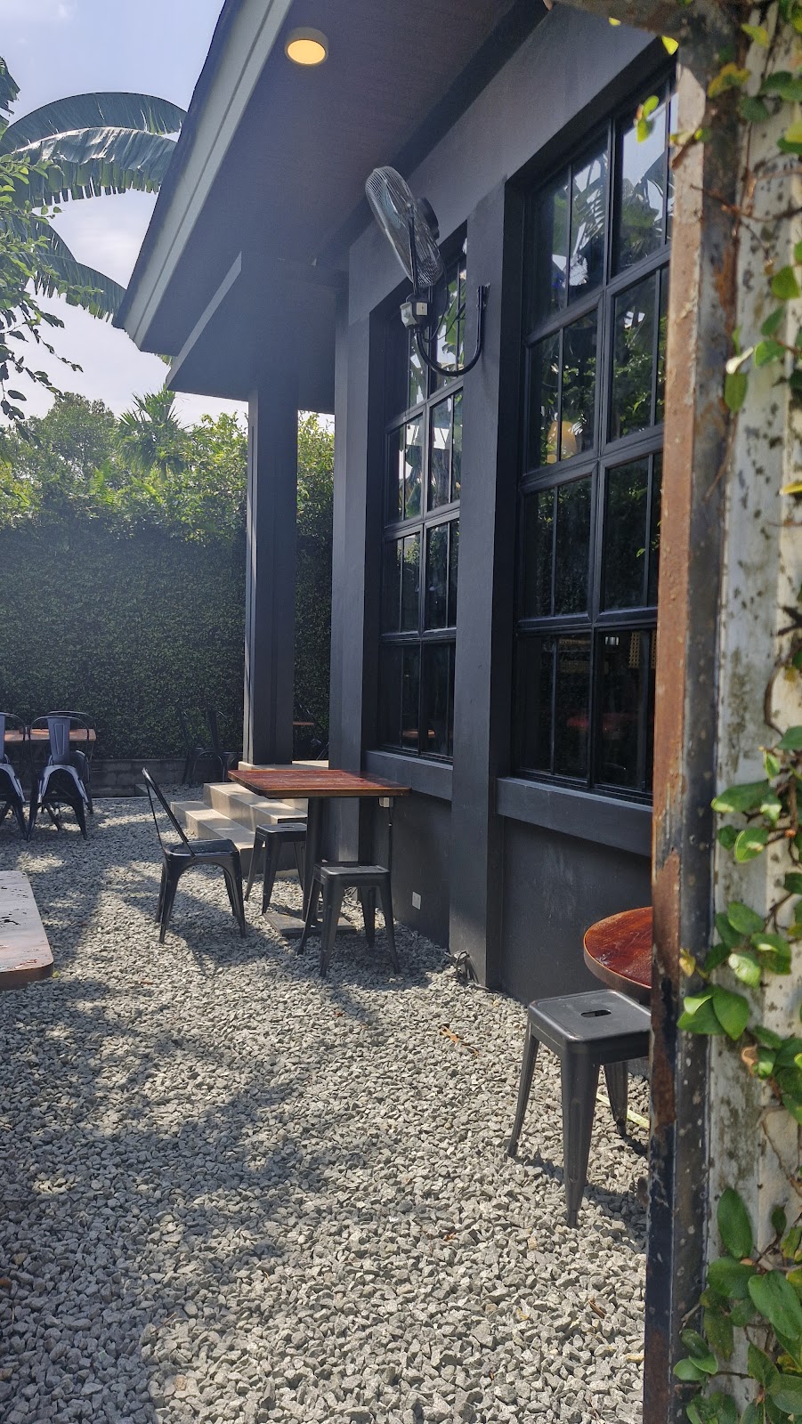 Foto Asli Plang & Fasad Depan Kafe Satu Tuju Pekanbaru